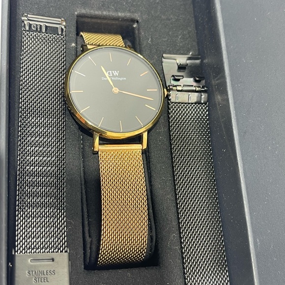 Daniel Wellington Women Watch with extra link.